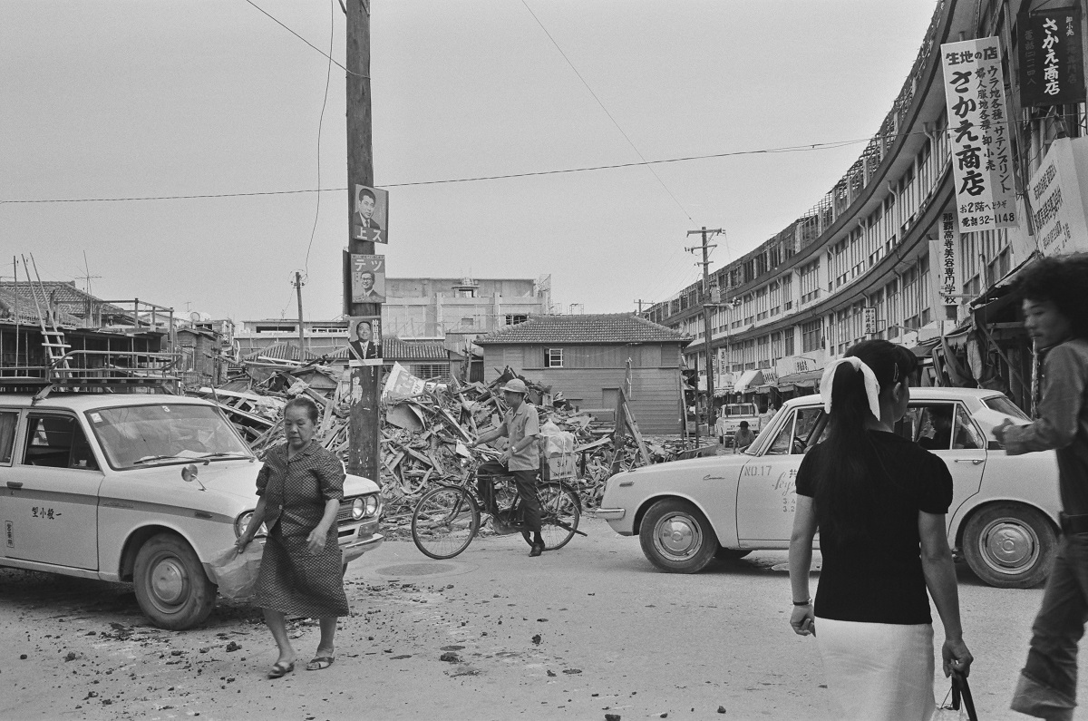 写真・図版 : 1972年5月の那覇市牧志。戦後、ガーブ川沿いに闇市がたった。市は1965年に川を暗渠化し、その上に水上店舗を整備した
