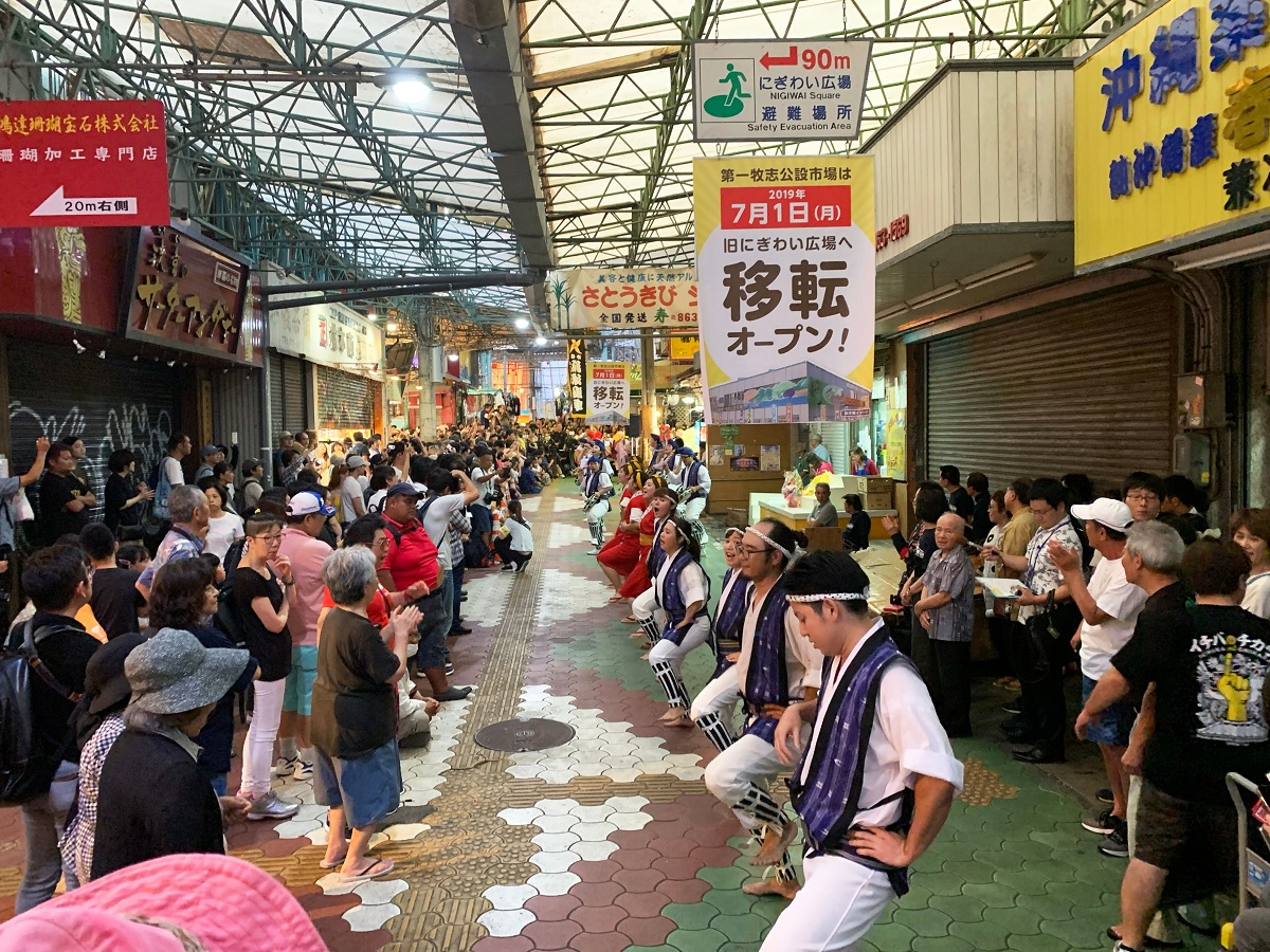 写真・図版 : 一時閉場（2019年6月）する前の牧志公設市場の賑わい＝筆者撮影