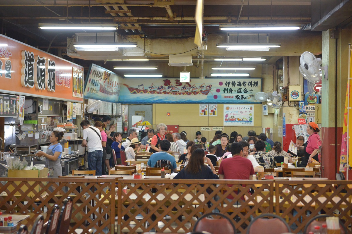 写真・図版 : 牧志公設市場の2階の食堂。「持ち上げ」で1階で買った食材を調理してもらい、すぐに食べることができた＝筆者撮影
