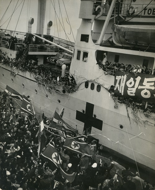 写真・図版 : 北朝鮮帰国事業で在日朝鮮人ら乗せ出港する第１次帰還船クリリオン号＝1959年12月14日、新潟市の新潟港