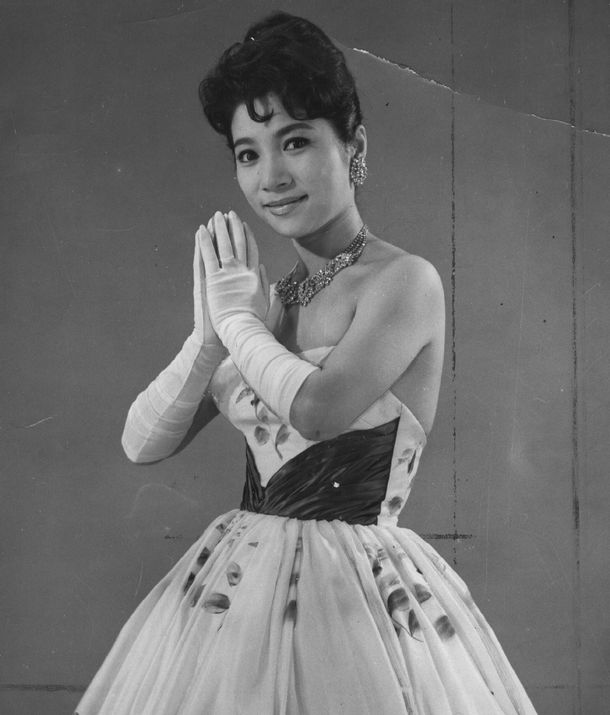 写真・図版 : 「テネシー・ワルツ」でデビュー。昭和30年代後半にはスター歌手になった江利チエミ 