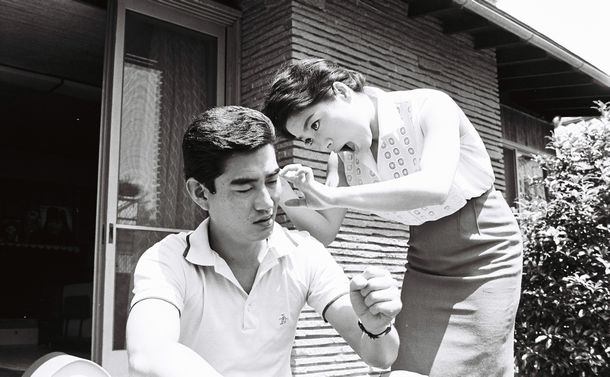 写真・図版 : 家でくつろぐ江利チエミと高倉健＝1962年6月15日、東京都内の自宅 