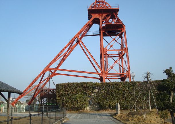 写真・図版 : 筑豊最大の規模を誇った三井田川鉱跡の立坑跡（筆者撮影）
