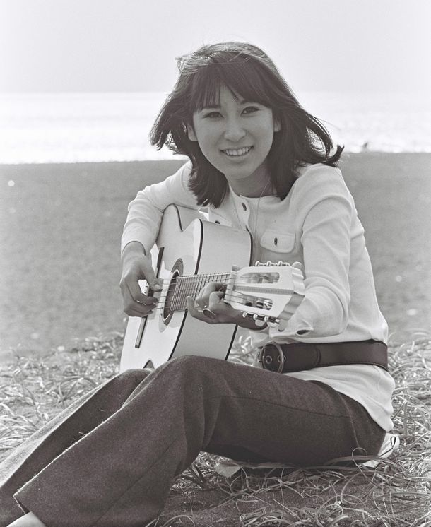 写真・図版 : デビュー当時の藤圭子さん＝1969年11月、神奈川・湘南海岸で 
