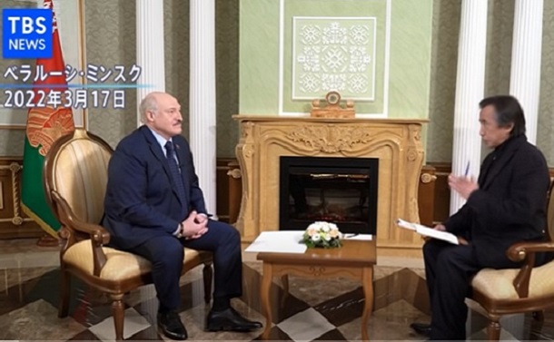 ルカシェンコ大統領のインタビュー(左が筆者)＝YouTubeより