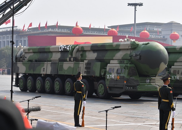 

中国建国70周年軍事パレードに登場した新型長距離弾道ミサイルDF41=2019年10月1日午前11時22分、北京

