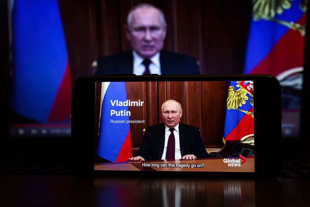 写真・図版 : テレビで演説するプーチン・ロシア大統領＝2022年2月22日、Rokas Tenys/shutterstock.com