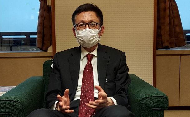 写真・図版 : 連携協定について語る中村保博さん＝2022年3月18日、福井県庁（写真撮影：吉田貴文）