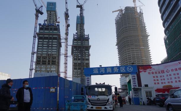 写真・図版 : 北京市内では新たなビジネス街の開発が進む＝2021年1月15日