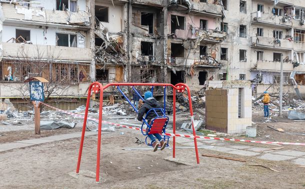 ロシアの爆撃で破壊されたキーフの住宅＝Drop of Light/shutterstock