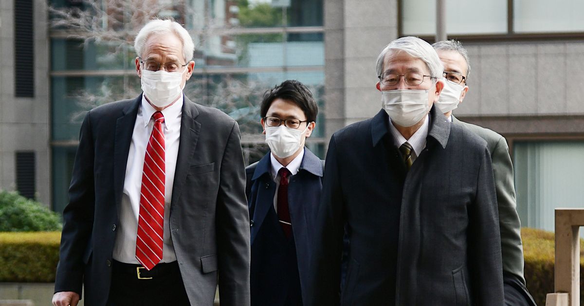 写真・図版 : 東京地裁に入る日産自動車の元代表取締役グレッグ・ケリー被告（左）＝２０２２年３月３日午前９時２９分、代表撮影