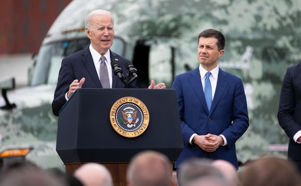 写真・図版 : 米ホワイトハウスで演説するバイデン大統領（左）＝2022年4月4日、ワシントン、ランハム裕子撮影  

