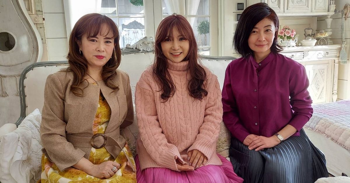 写真・図版 : 鼎談に参加した（左から）富川久代さん、新條まゆさん、芳野まゆさん＝＝長野県北佐久郡軽井沢町