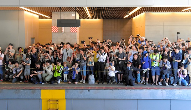 豪華寝台列車「瑞風」の一番列車を見送る大勢の鉄道ファン=2017年6月17日午前10時16分、JR大阪駅