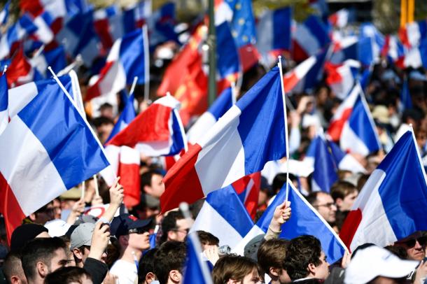 候補者の集会で国旗を掲げる支援者＝3月27日、パリ　Victor Joly/shutterstock