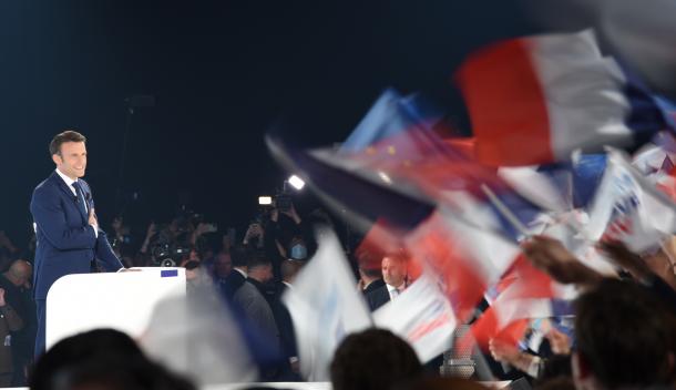 パリで10日、大統領選の1回目投票で首位に立ち、支持者の前に姿を見せたマクロン大統領