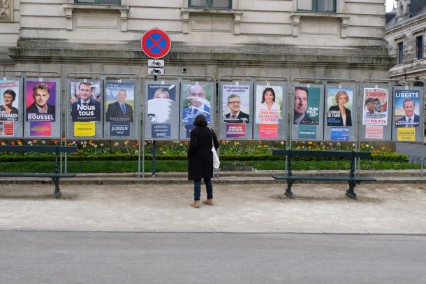 写真・図版 : 候補者のパネルを眺める女性＝4月5日、フランス・ヴァンヌ　RVillalon/shutterstock