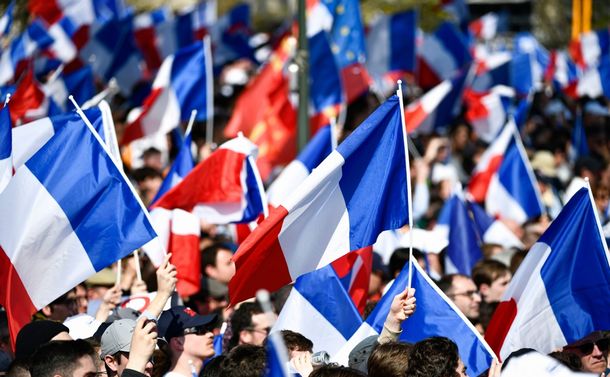 写真・図版 : 候補者の集会で国旗を掲げる支援者＝3月27日、パリ　Victor Joly/shutterstock