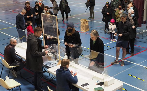 写真・図版 : フランス大統領選の第1回投票で投票をする人たち＝2022年4月10日、パリ