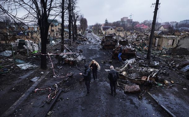 写真・図版 : ウクライナ軍とロシア軍が激しく戦った通りには、黒ずんだ焼け跡が残っていた＝2022年4月8日、ウクライナ・キーウ近郊ブチャ