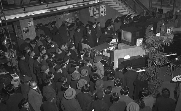 ＮＨＫ東京テレビが1953年2月1日から、日本テレビ界の先頭を切って本放送を開始した。東京都千代田区内幸町の放送会館第一スタジオで「ＮＨＫ東京テレビ開局祝賀式」が行われ、この式場風景がそのままテレビ電波にのって送られた