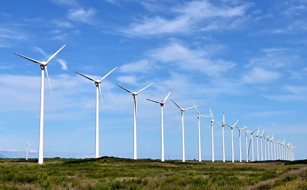 写真・図版 : 海岸線に沿って風力発電の風車が連なる光景＝北海道幌延町