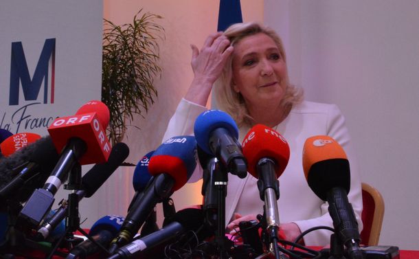 大統領選の決選投票にのぞみ、パリ市内で13日、外交政策についての記者会見にのぞむ右翼「国民連合」のマリーヌ・ルペン氏＝2022年4月13日、パリ