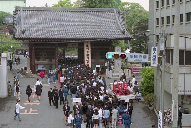 写真・図版 : 尾崎豊の葬儀・告別式に集まったファンたち=1992年4月30日、東京・護国寺
