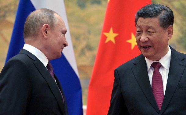 写真・図版 : 北京で会談したロシアのプーチン大統領（左）と中国の習近平国家主席＝2022年2月4日、ロイター