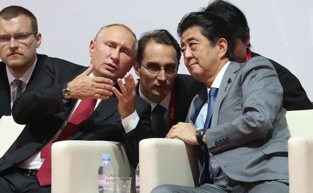 写真・図版 : 安倍晋三首相（当時）と言葉を交わすロシアのプーチン大統領＝2018年9月、ロシア・ウラジオストク