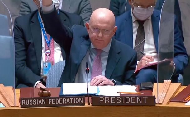 写真・図版 : ロシアを非難する決議案に対し、手を挙げて反対を表明するロシアのネベンジャ国連大使＝2022年2月25日、米ニューヨークの国連本部、国連ウェブＴＶから