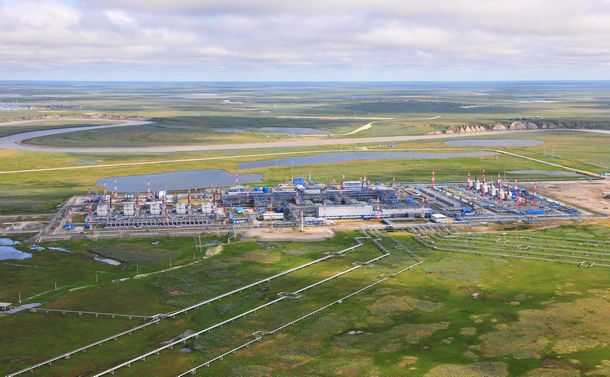写真・図版 : ロシア北部ヤマロ・ネネツ自治管区に建設された天然ガス生産施設＝2020年5月、ガスプロム提供
