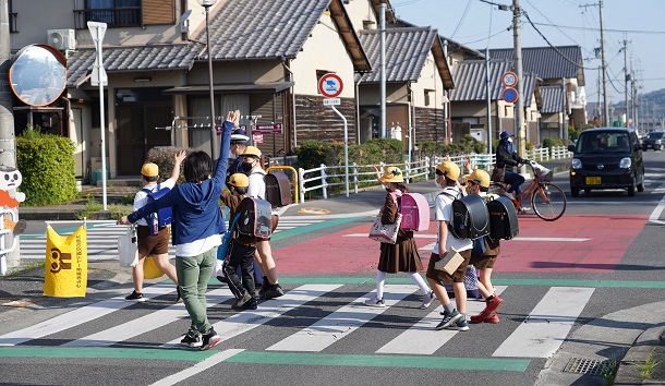 写真・図版 : 車が停まらなければ、子どもの命は守れない＝奈良県橿原市で
