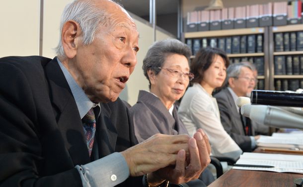 写真・図版 : 沖縄密約訴訟で文書の不開示が確定し、厳しい表情で会見する（手前から）西山太吉さん、澤地久枝さんら＝2014年7月14日、東京・霞が関