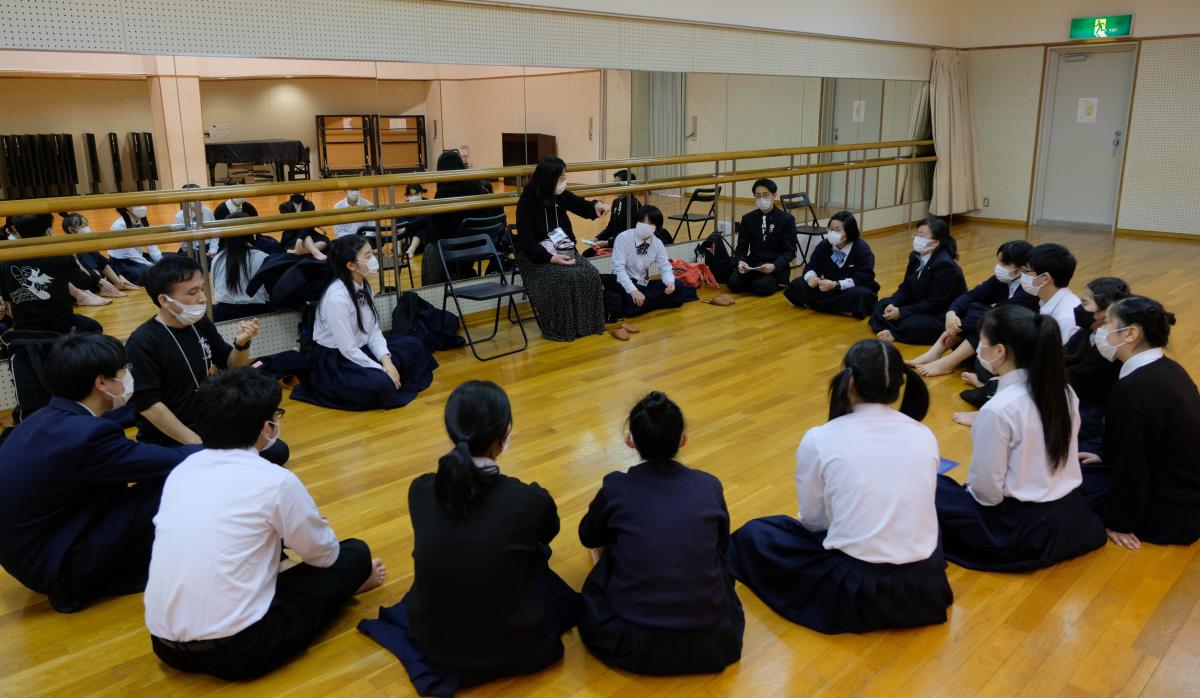 写真・図版 : 高校演劇「春フェス」に参加した山口県立光丘・光高校演劇部員たち＝2022年3月、大阪府富田林市、森智明撮影、大阪府高等学校演劇連盟提供
