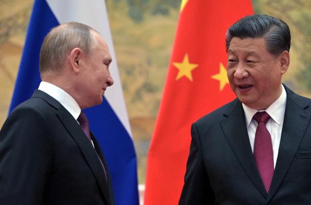 写真・図版 : 北京で会談したロシアのプーチン大統領（左）と中国の習近平国家主席＝2月4日、ロイター