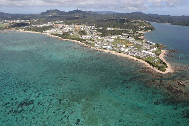 写真・図版 : 埋め立て前の辺野古の海＝2012年9月、沖縄県名護市、朝日新聞社ヘリから