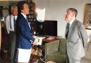 2013年、ドナルド・キーン氏に取材した際に立ち会っていただいた塩澤喜代彦氏(左)