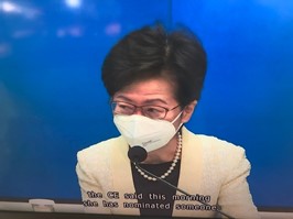 写真・図版 : 不出馬を表明する香港の林鄭月娥行政長官=NHK・BSのニュースより、撮影・筆者