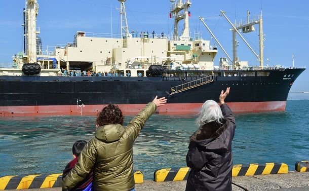 写真・図版 : 出稿する捕鯨母船「日新丸」に手を振る乗組員の家族＝2020年2月24日、山口県下関市