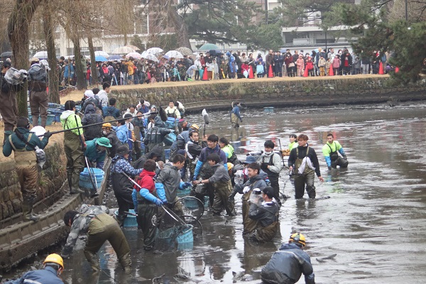 写真・図版 : 「緊急SOS！池の水ぜんぶ抜く大作戦」のロケ＝2020年2月、茨城県土浦市 