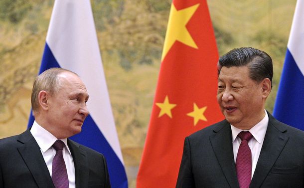 写真・図版 : 会談するロシアのプーチン大統領（左）と中国の習近平国家主席＝2022年2月4日、北京、AP 