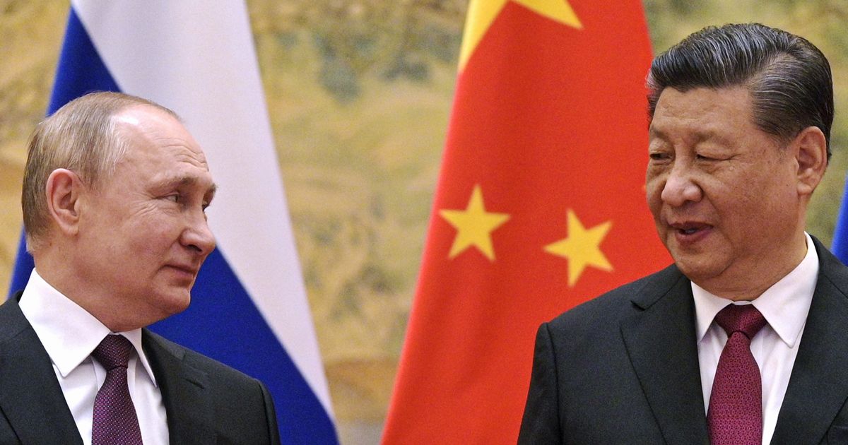 写真・図版 : 会談するロシアのプーチン大統領（左）と中国の習近平国家主席＝2022年2月4日、北京、AP