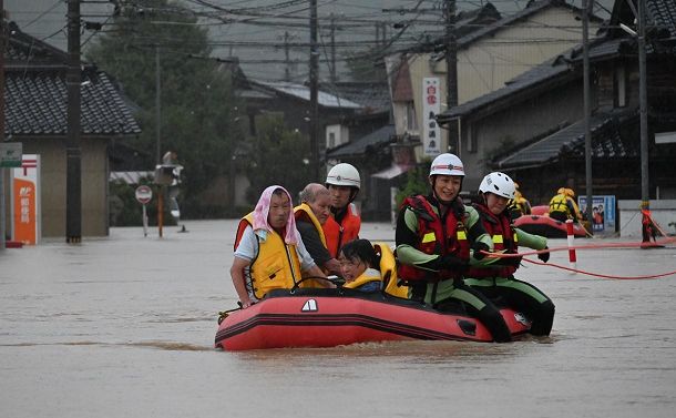 豪雨に見舞われた住人をゴムボートで救出する消防隊員ら＝2022年8月4日、石川県小松市、マハール有仁州撮影