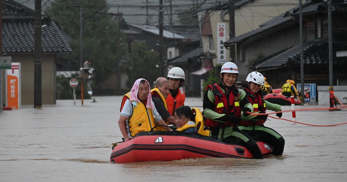 写真・図版 : 豪雨に見舞われた住人をゴムボートで救出する消防隊員ら＝2022年8月4日、石川県小松市、マハール有仁州撮影