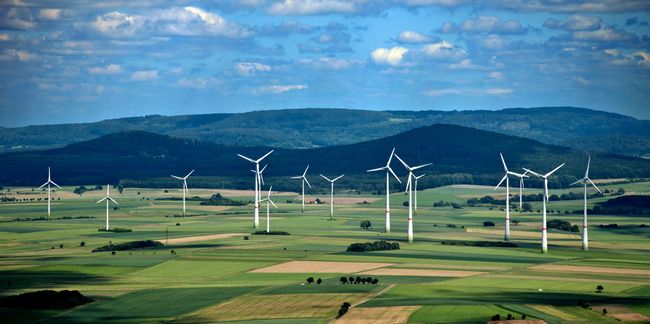 写真・図版 : ドイツ・ヘッセン州の風力発電所＝shutterstock.com