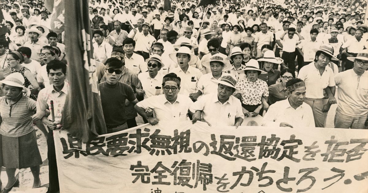 写真・図版 : 調印された沖縄返還協定に「県民の意思を無視した」と開かれた反対集会＝1971年6月17日、那覇市の与儀公園
