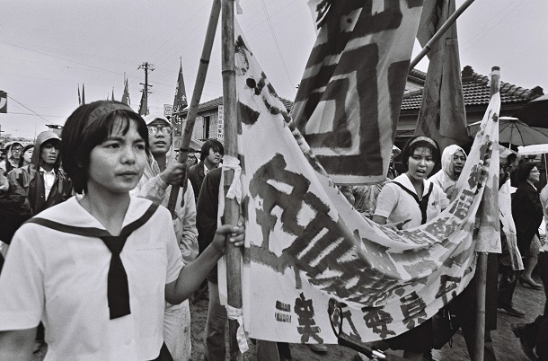 復帰の日には那覇市の国際通りなどで「返還反対」を掲げるデモ行進があり、高校生の姿もあった=那覇市、1972年5月15日