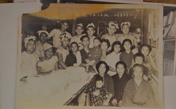 写真・図版 : 末廣製菓の人々の古い写真。創業者の故郷・宮古島出身の人が集まっていた