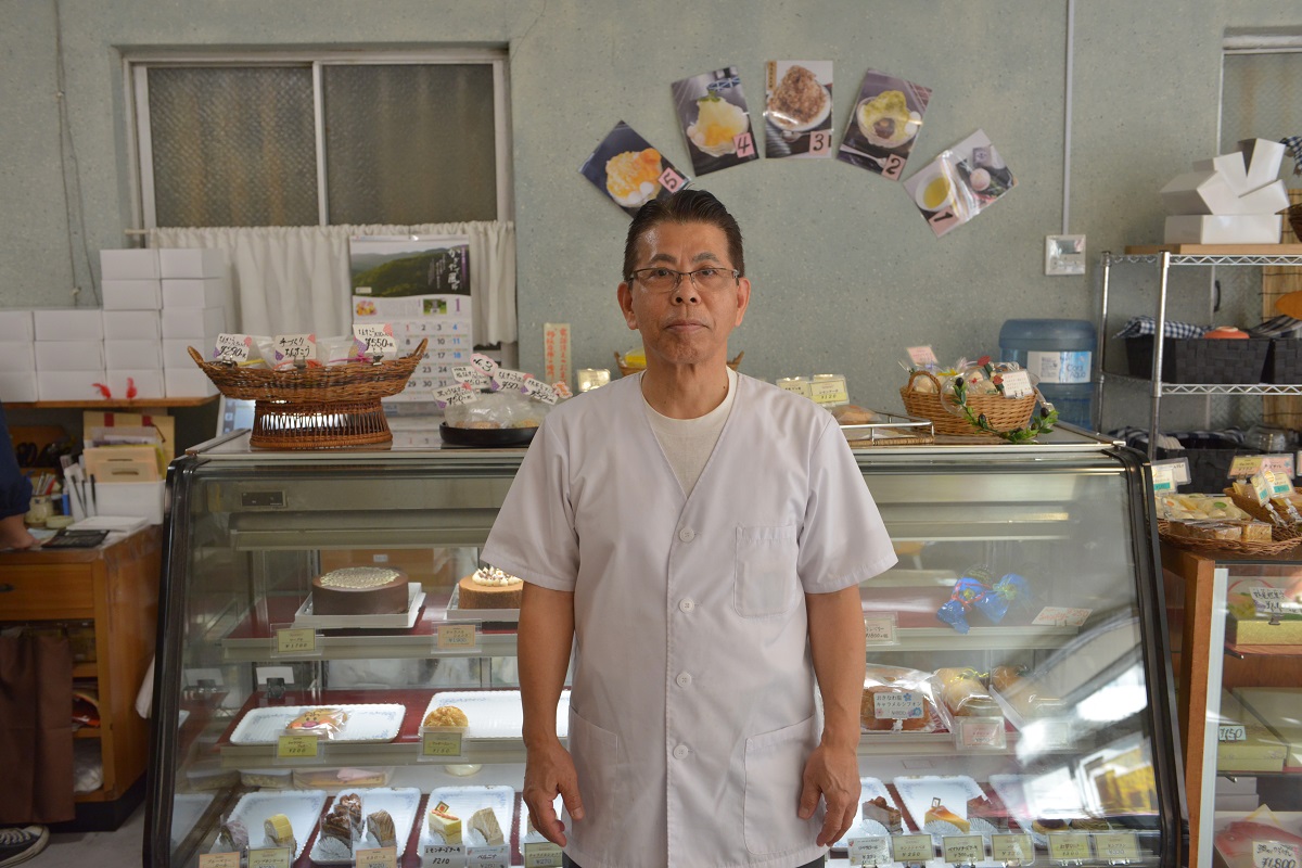 写真・図版 : 末廣製菓の店主、下地玄旬さん＝2020年1月撮影